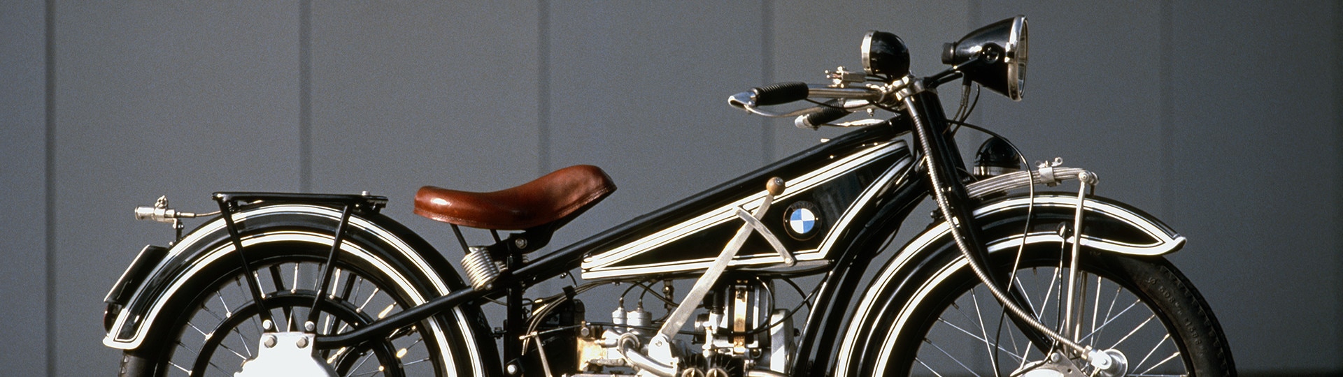 洋書◇BMWバイク写真集 本 1923年以来の歴史 技術 モデル | 洋書堂