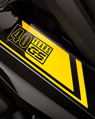 フロントにあしらわれた“40 years GS”ディカール