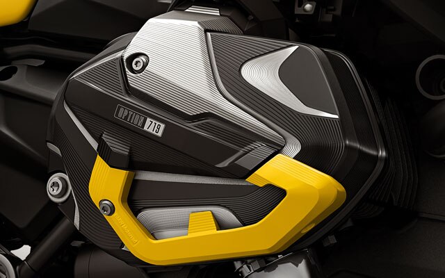 ブラック&イエローのOption 719 シリンダーヘッドカバー