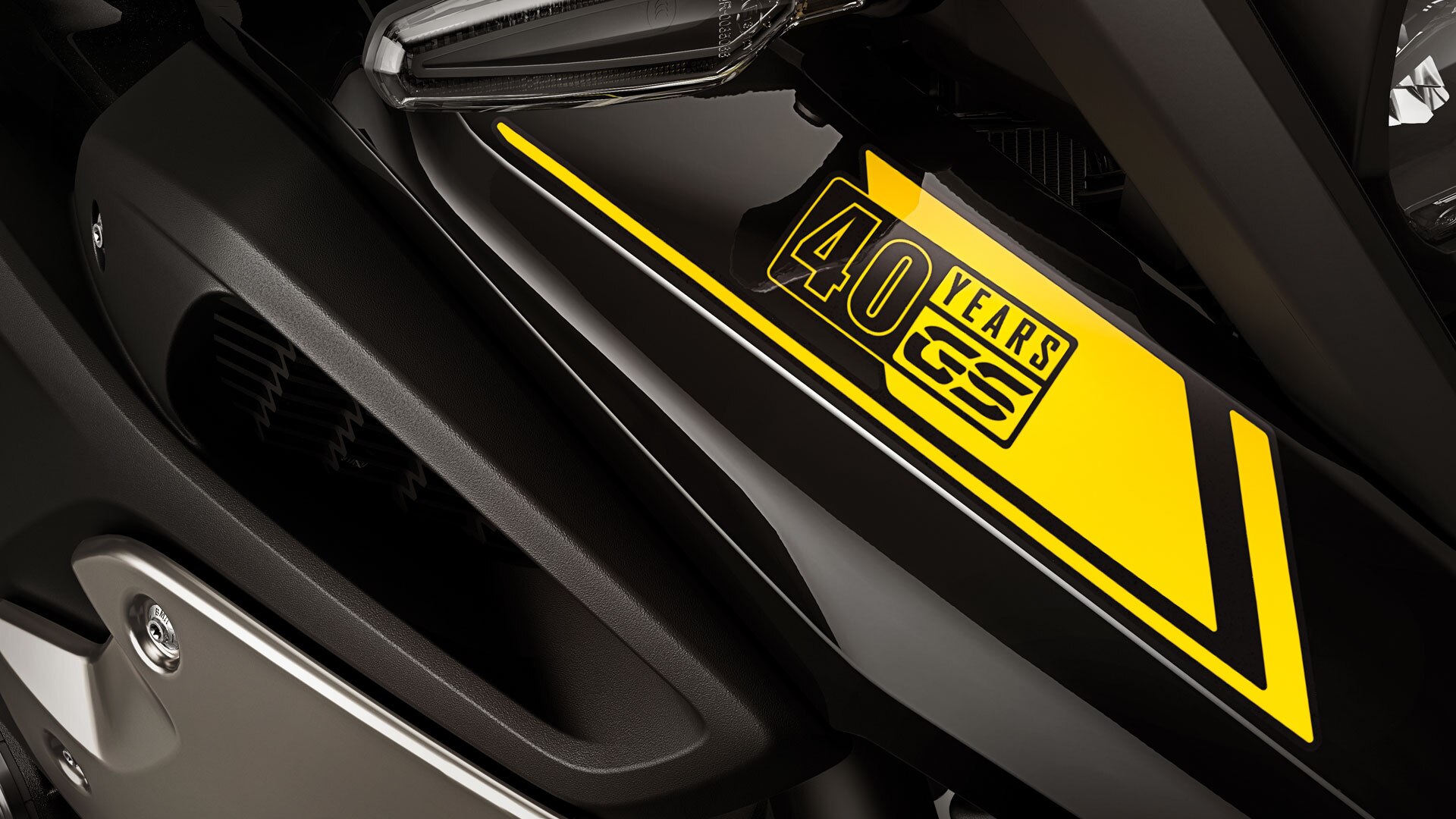 フロントにあしらわれた“40 years GS”ディカール