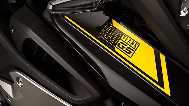 フロントにあしらわれた“40 years GS”ディカール