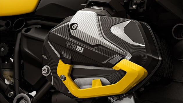 ブラック&イエローのOption 719 シリンダーヘッドカバー