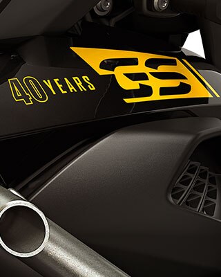 フロントにあしらわれた“40 years GS”ディカール