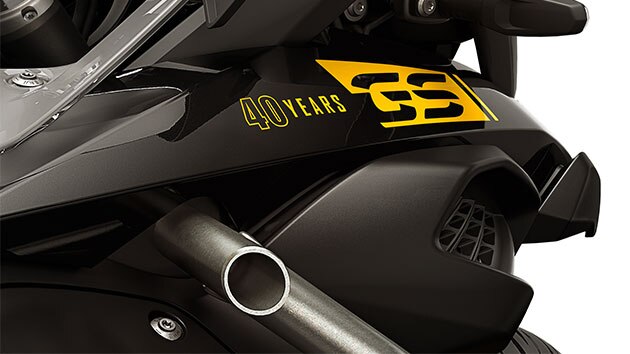 フロントにあしらわれた“40 years GS”ディカール