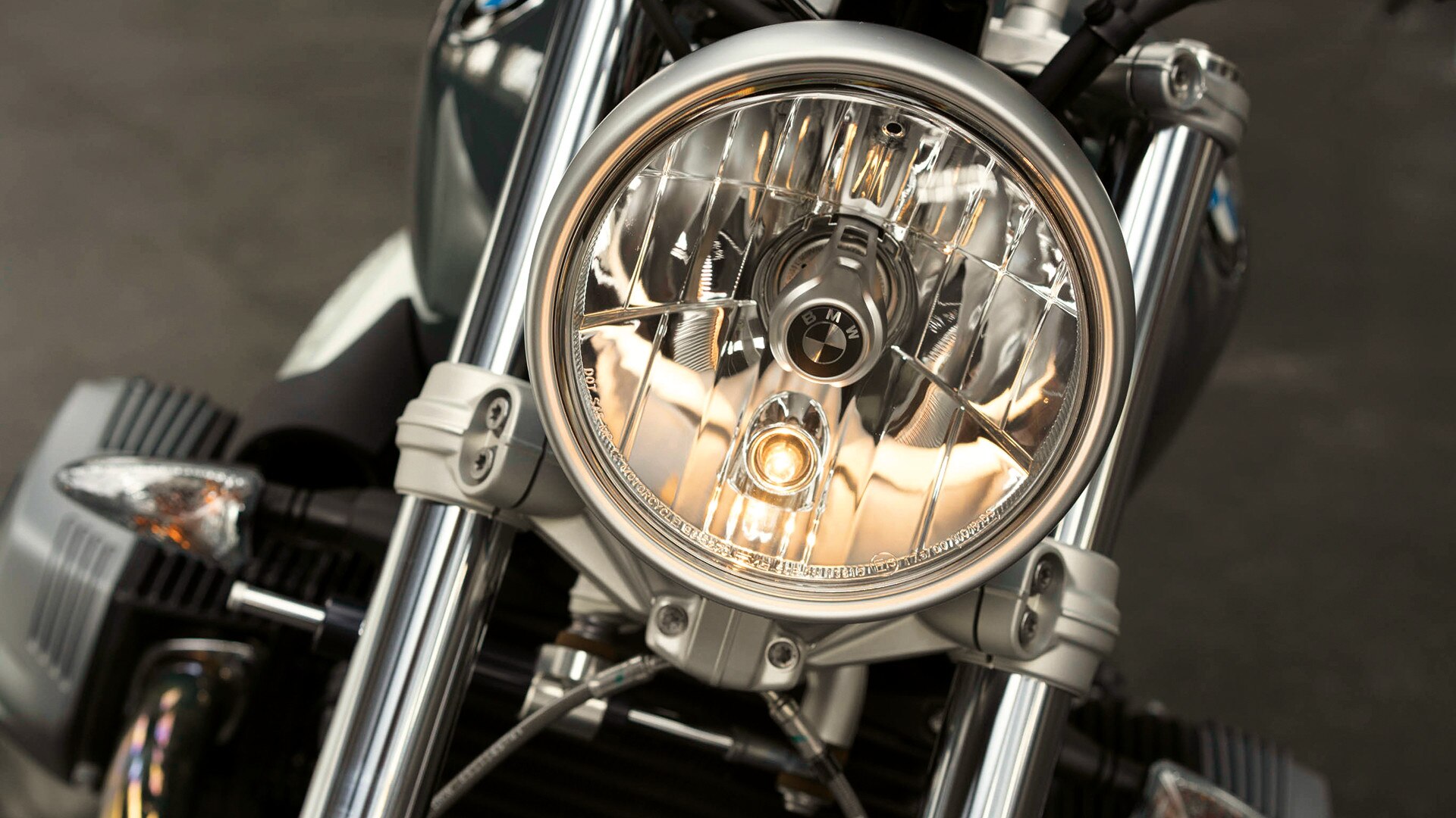 R nineT Pureの丸型ヘッドライト