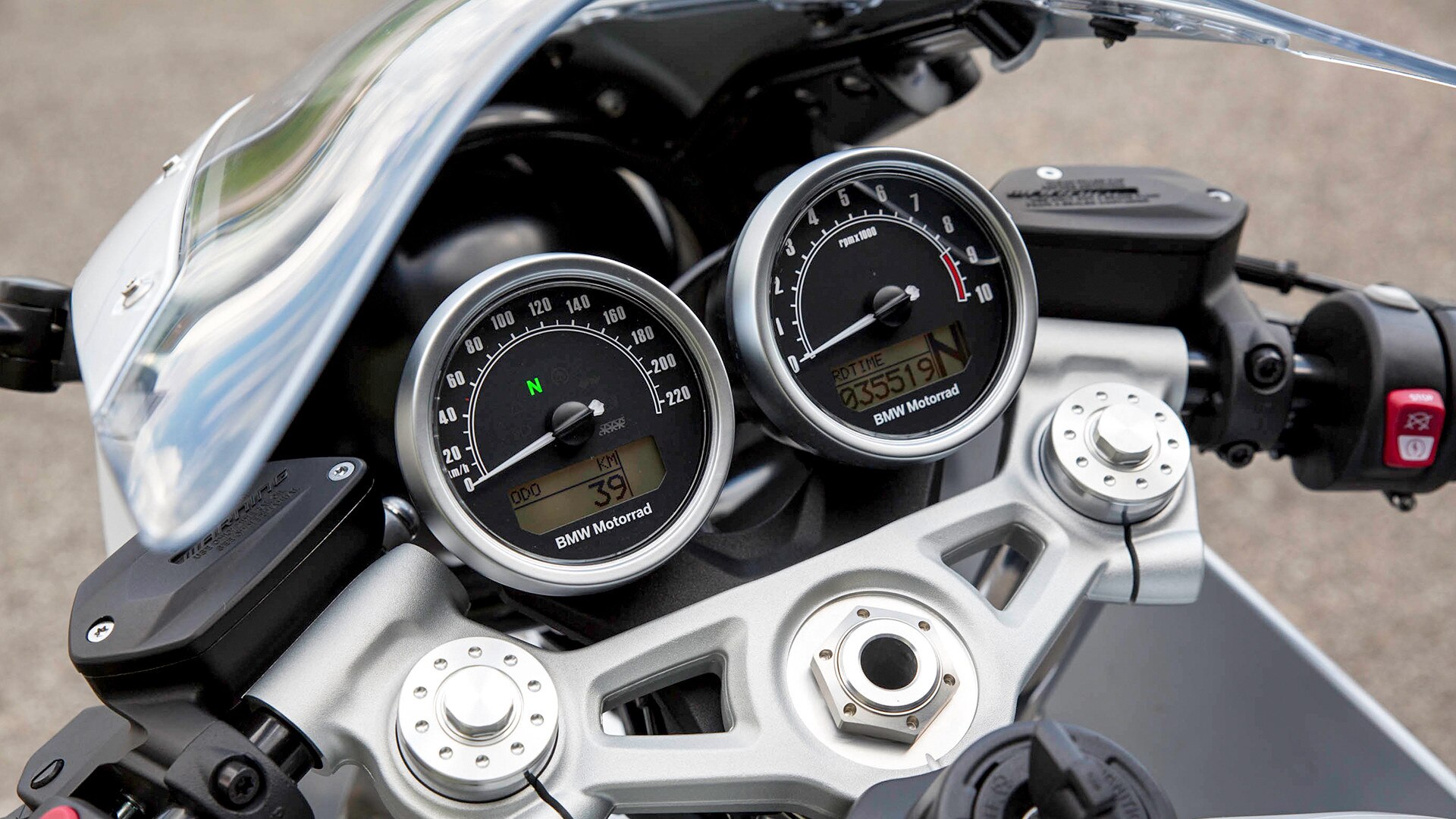 R nineT Racerのタコメーター