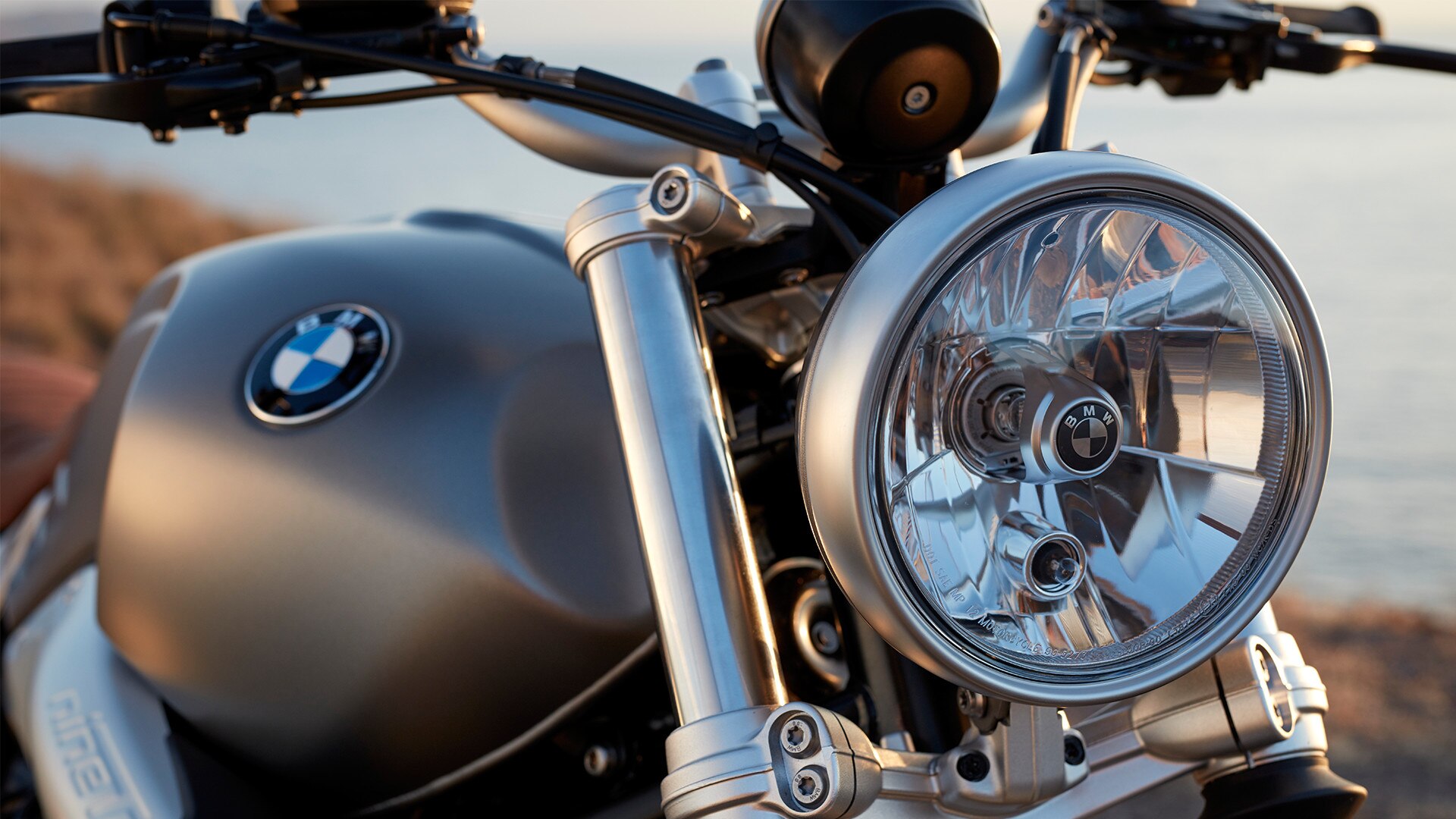 R nineT Scramblerの丸型ヘッドライト
