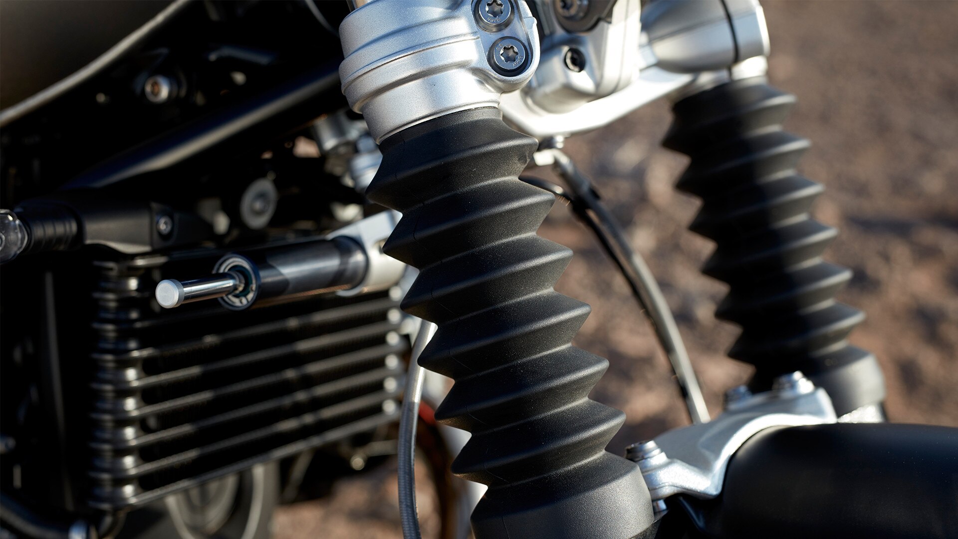 R nineT Scramblerのベローズ付きテレスコピックフォーク