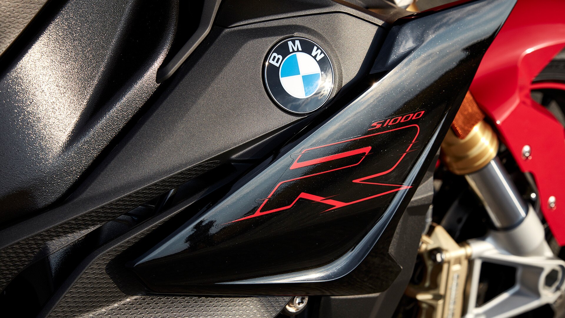 S 1000 Rの「R」ロゴ