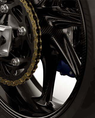We see the rear carbon wheel of the M RR in detail.