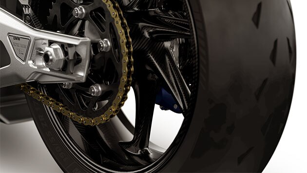 We see the rear carbon wheel of the M RR in detail.