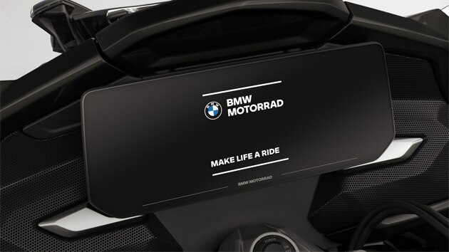 Focus on the colour display with BMW Motorrad start screen.