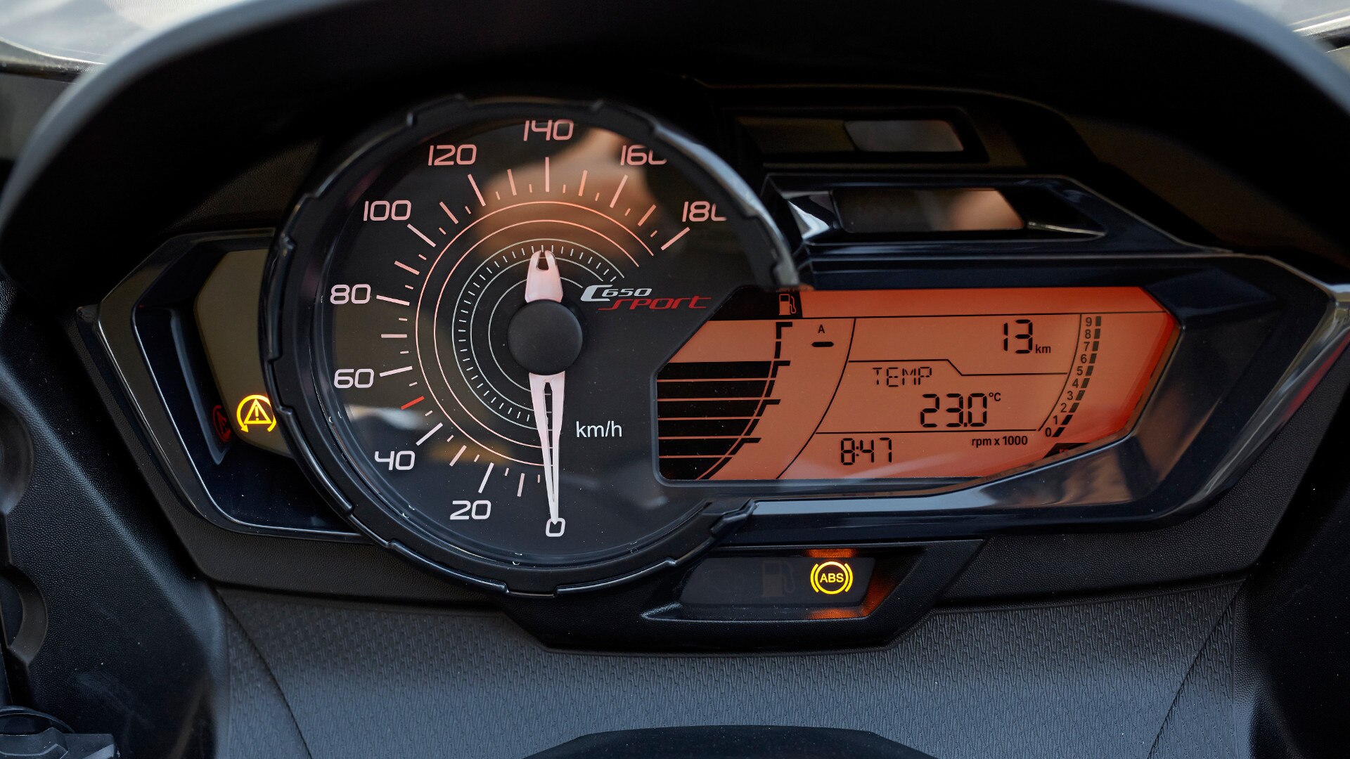 C 650 Sportのメーターパネル